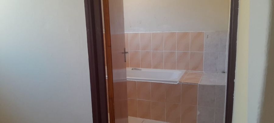 To Let 4 Bedroom Property for Rent in Southernwood Eastern Cape
